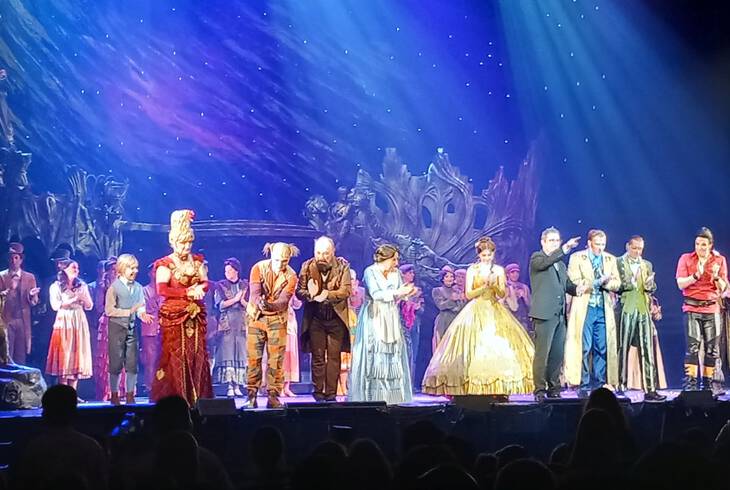 Operettsz�nh�zban j�tunk