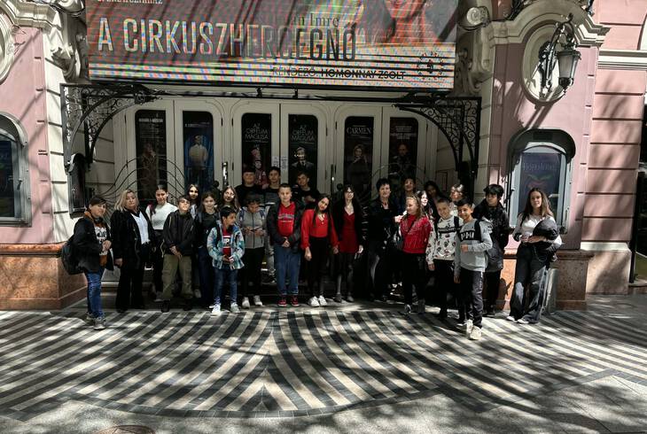 Operettsz�nh�zban j�rtunk ism�t