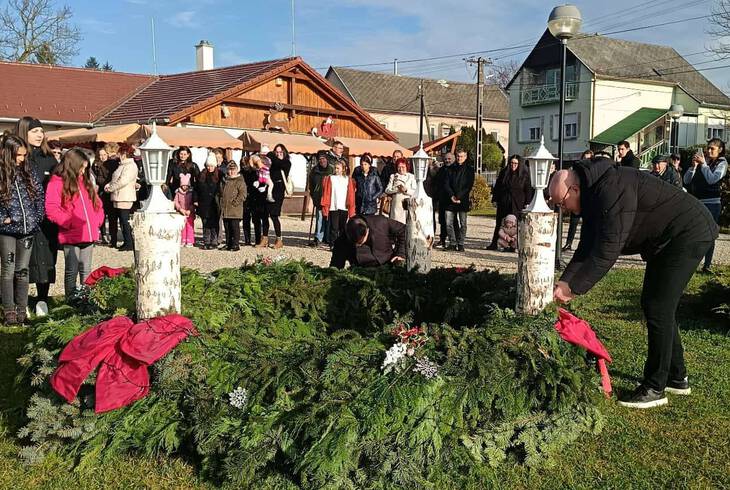 Gyertyagyjts a falu adventi koszorjn